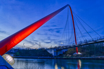 Beleuchtete Brücke in einem Park in Gelsenkirchen am Abend