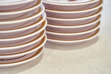 積まれたお皿
