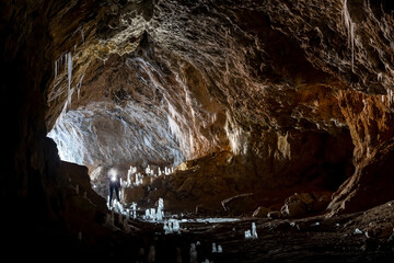 Höhle Eiszapfen Frost Feldhofhöhle Hönnetal Sauerland Winter Licht Sonne Eingang Grotte Deutschland Hemer Balve Kalk Karst Jahreszeit Eis transparent Silhouetten Forschung Speläologie Unterwelt 