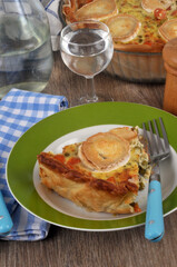 Portion de tarte au fromage de chèvre servie dans une assiette