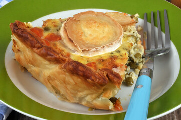 Morceau de tarte au fromage de chèvre servi dans une assiette