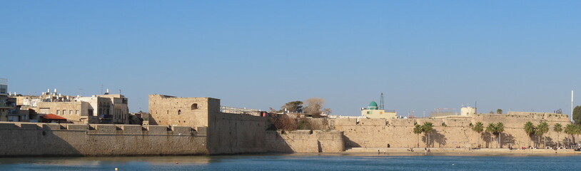 Obraz premium Beautiful panoramic view of the ancient walls of the old city of Acre in Israel and the Mediterranean Sea.