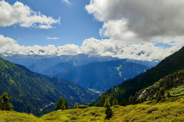 Fototapeta na wymiar Bellissimo panorama delle montagne dal sentiero che porta al rifugio segantini nella val Nambrone in Trentino, viaggi e paesaggi in Italia
