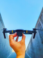 Drone piccolo tenuto in mano su un tetto
