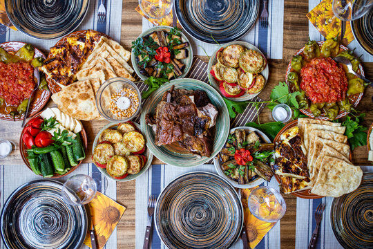 Una ricca tavolata piena di piatti tipici dell'est Europa, Moldavia e Romania