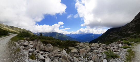 Bellissimo panorama delle montagne dal sentiero che porta al rifugio segantini nella val Nambrone...