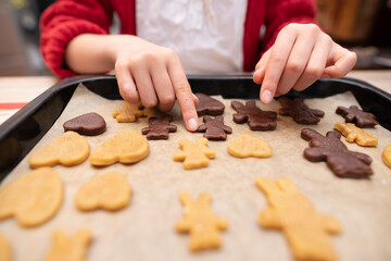 Obraz na płótnie Canvas クッキーを作る女の子
