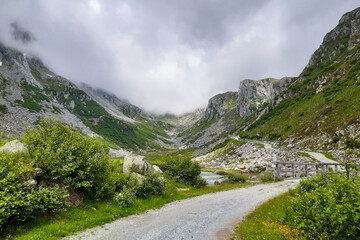 Bellissimo panorama delle montagne dal sentiero che porta al rifugio segantini nella val Nambrone in Trentino, viaggi e paesaggi in Italia