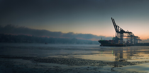 Fototapeta na wymiar Early morning fog at freezing temperatures in the port of Hamburg