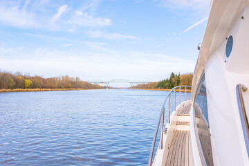 Nord-Ostsee-Kanal mit Br&uuml;cke