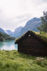 Einsame Holzhütte am Lovatnet-See in Norwegen