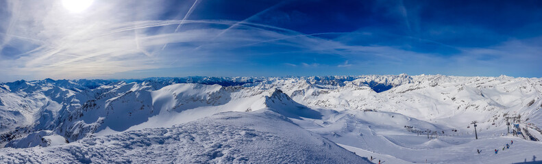 Obraz premium Beautiful and serene landscape of mountains covered with snow in Moelltaler Gletscher, Austria. Thick snow covers the slopes. Clear weather. Perfectly groomed slopes. Massive ski resort.
