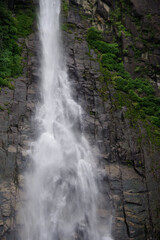 Fototapeta na wymiar 大きく流れ落ちる滝　日本　那智の滝