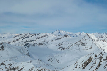 Obraz premium Beautiful and serene landscape of mountains covered with snow in Moelltaler Gletscher, Austria. Thick snow covers the slopes. Clear weather. There is a fog in the valley.
