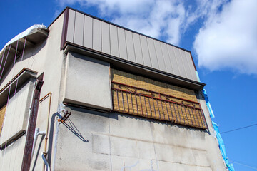 窓に簾のかかった古い日本の家