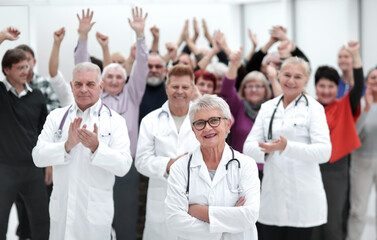 Group doctors and patients clapping their hands to celebrate recovery