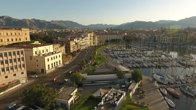 La Cala is an arch of the sea between via Francesco Crispi and the Foro Italico and corresponds to the oldest port in the city of Palermo, and is currently accessed through the mouth of the Port of Pa