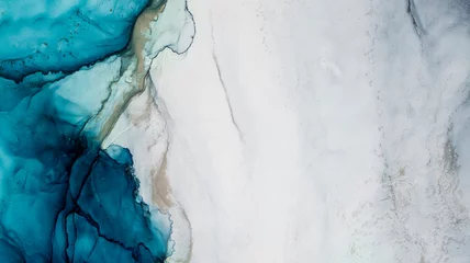 Tidewater Alkoholflecken von Farbe mit Zusatz von Goldpulver. Subtile Farbwellen, abstrakte blaue Wellen des Ozeans, Linien aus Marmor. Flüssige Farben, Verlaufsflecken, Malen. Gezeitenwasser tönen © MiaStendal