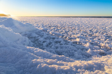 Lód pływający na brzegu Morza Bałtyckiego wraz z fragmentem zamarzniętej plaży, Międzyzdroje, Polska
