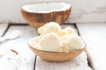 Kokoseis Kokosmilcheis Kokos Eiscreme Vegan Ketogen Diät Low Carb Dessert Kugeleis Eisbecher