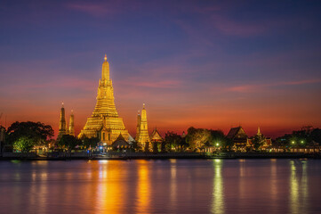 Bangkok - Thailand 10 januari 2021: Wat Arun Ratchawararam-tempel in de schemering in Bangkok, Thailand.