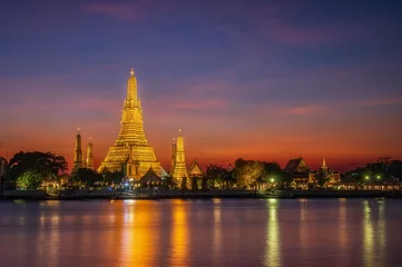 Foto op Aluminium Bangkok - Thailand 10 januari 2021: Wat Arun Ratchawararam-tempel in de schemering in Bangkok, Thailand. © kaoklong