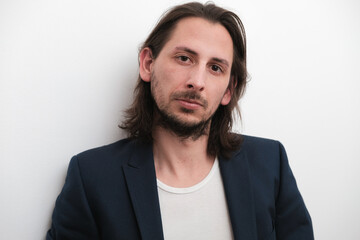 Portrait von einem Mann mit langen Haaren und Sakko
