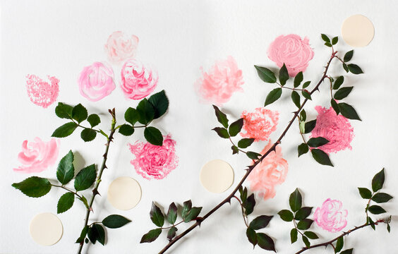 composi&ccedil;&atilde;o de maquiagem e ramos de rosas co libelinha