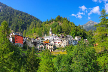 Fototapeta na wymiar Fusio im Maggiatal, Tessin in der Schweiz - Fusio in the Maggia Valley, Ticino in Switzerland