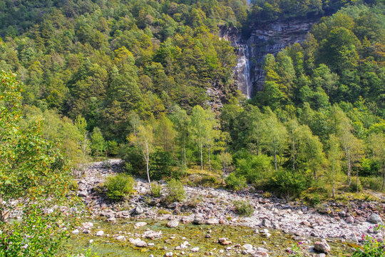 Cascata di Val Mött  im Verzascatal, Tessin, Schweiz, Europa - Cascata di Val Mött in Verzasca valley, Ticino, Switzerland