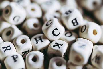 Cubes en bois avec des lettres noir et blanc - Arrière plan design lettres