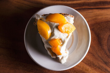 Rebanada de pastel con mango desde arriba