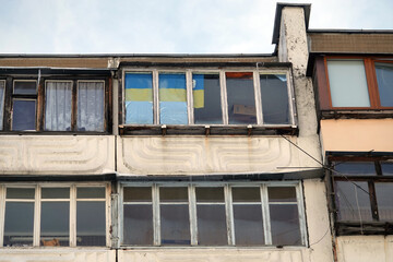 Fototapeta premium Ukrainian flag on the balcony of an old house
