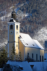 Pfarrkirche in Grünau im Winter (Salzkammergut, Bezirk Gmunden, Oberösterreich, Österreich) -...