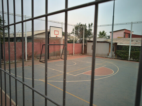 cancha de basquet o basquetbol sin usar, lugar de barrio pobre