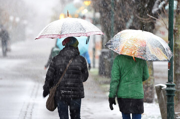 Wintereinbruch im Salzkammergut (Bezirk Gmunden, Oberösterreich, Österreich, Europa) - Onset of...