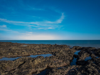 Piedras a la vista en la bajada del mar