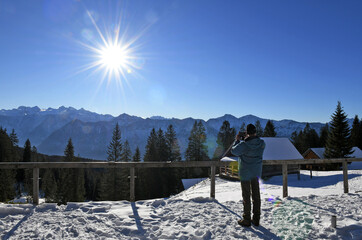 Sonne und Schnee auf dem Hütteneck (Bad Goisern, Bez. Gmunden, Salzkammergut, Oberösterreich) -...