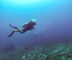Plongeur sous marin aux îles Gili, Indonésie