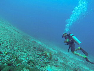 Plongeur sous marin aux îles Gili, Indonésie