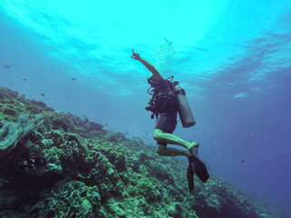 Plongeur sous marin pointant du doigt, îles Gili, Indonésie
