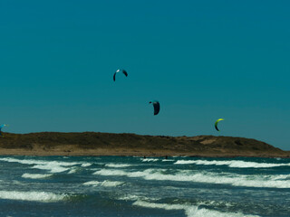 Kitesurf en la costa de las playas doradas, Sierra Grande, Rio Negro