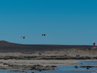 Kitesurf en la costa de las playas doradas, Sierra Grande, Rio Negro
