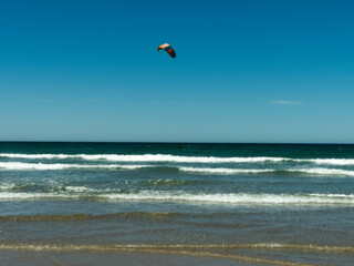 Kitesurf en la costa de playas doradas en Sierra Grande, Rio negro