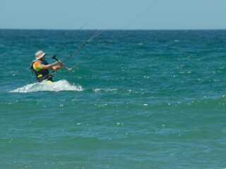 Kitesurf en la costa de playas doradas en Sierra Grande, Rio negro