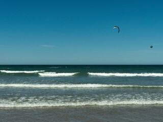 Kitesurf en la costa de playas doradas en Sierra Grande, Rio negro
