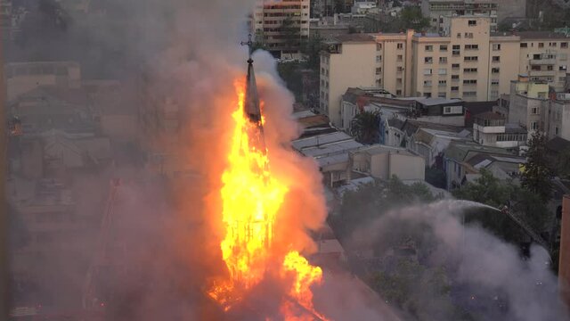 Iglesia en llamas el 18 de Octubre Chile