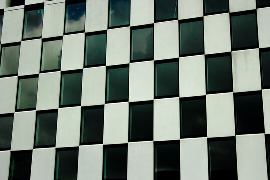 Ventanas cuadrícula en edificio ajedrezado