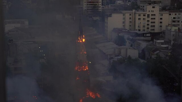 Iglesia en llamas cae en Chile