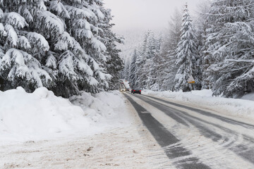 Asfaltowa droga przebiegająca przez Góry Izerskie. Polska zimą. © boguslavus